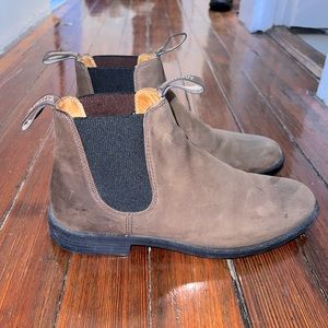 Blundstone dress chelsea boot. Brown. US size 9. Lightly used.